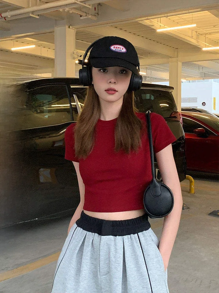 赤Tシャツの取り入れ方は？3選で夏の日常を彩るリアルな使い方を解説