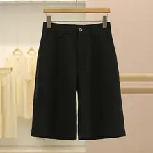 スタイリッシュなテーラードベストとカジュアルショートパンツの春夏コーディネート（セットアップ対応）