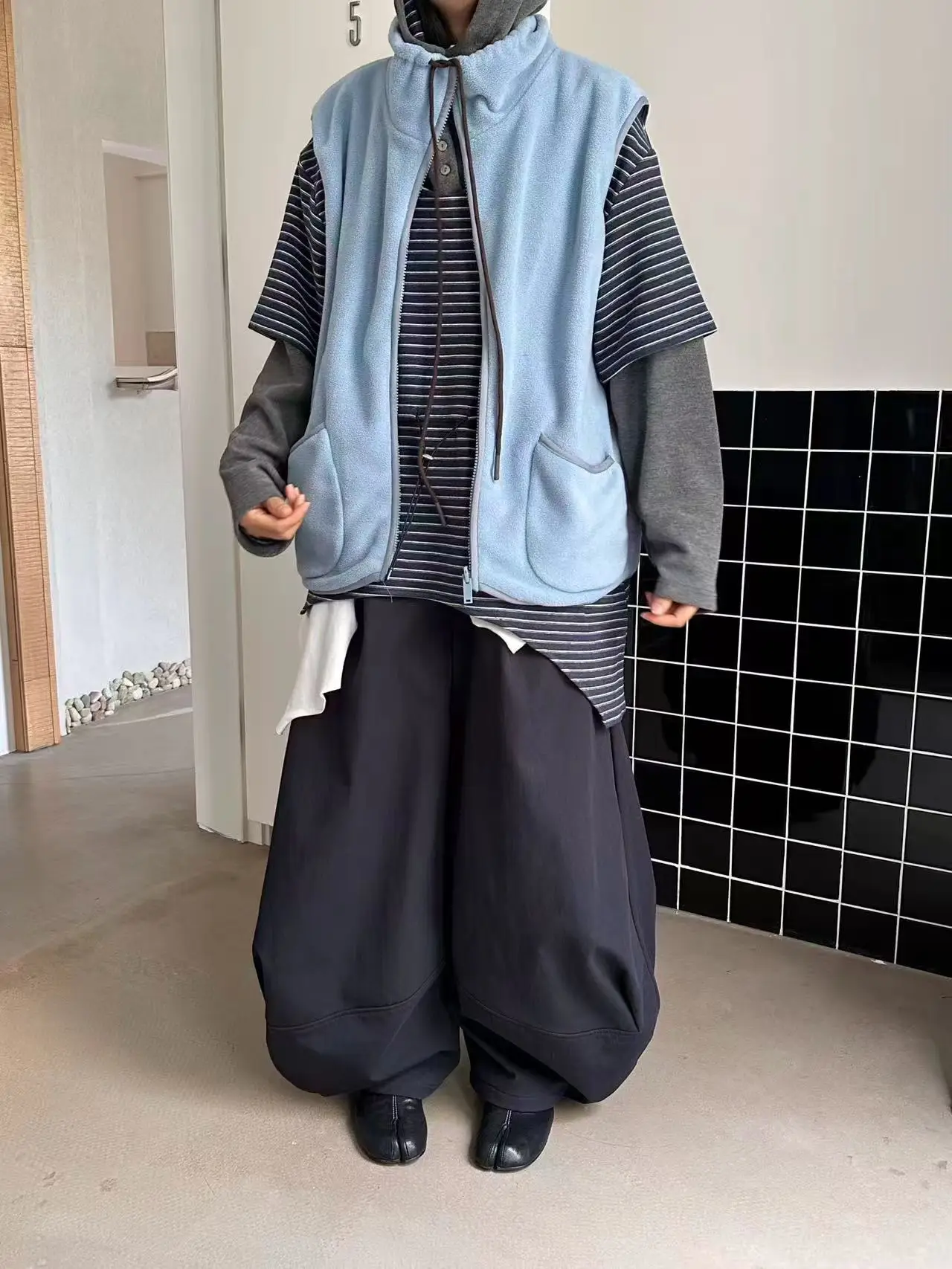 日式デザインの立体感あるパンツ：折り紙風フィットカジュアルスタイルの実用性と着用シーン