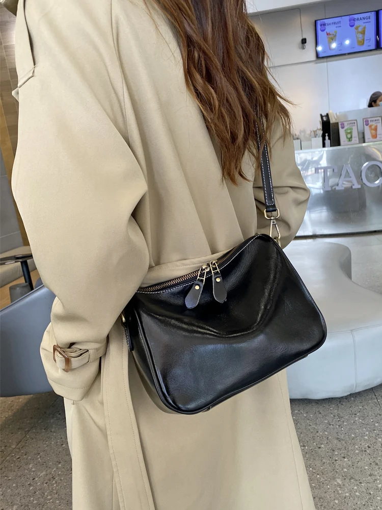どんな服にも合うショルダーバッグを選ぶなら、ベージュとグリーンのどちらがおすすめ？