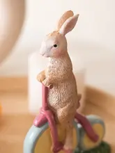かわいい樹脂製バイクに乗るウサギのデスクトップ動物オブジェ【現代的なデザイン・子供部屋の装飾用】