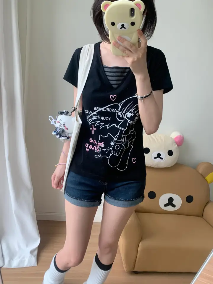 黒天使プリントのVネック半袖Tシャツ【可愛いデザイン・ゆったりフィット】