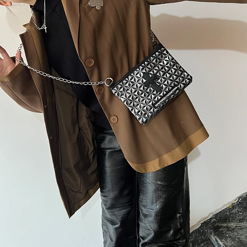 圧花デザインのメタリック十字架小型バッグ：カジュアルコーデに合う軽いショルダーの実用性とシーン別活用