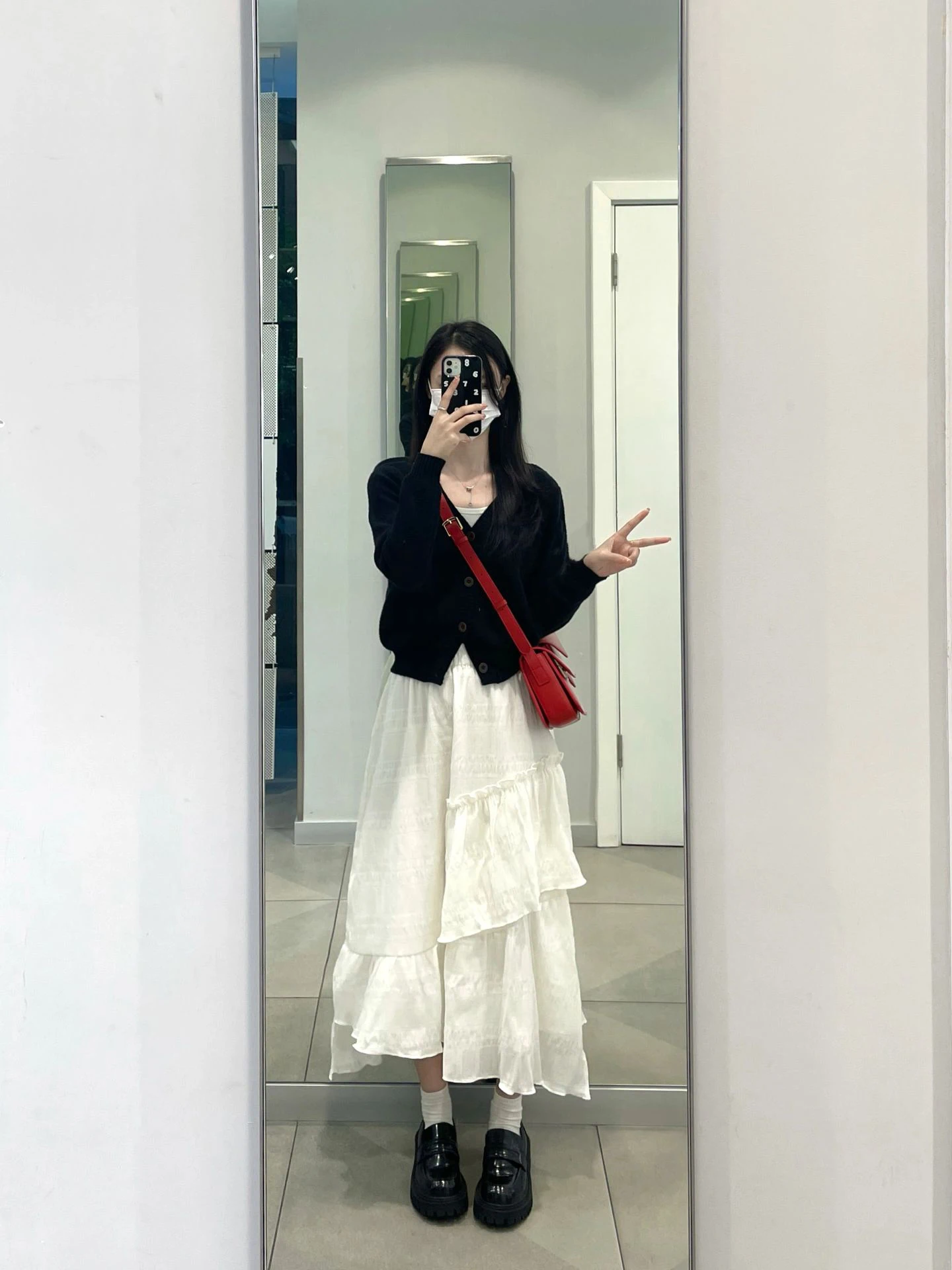 30代後半の通勤スタイルにぴったり？肌理感のある白い不規則ケーキスカートが解決する悩みとは