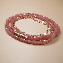 天然のレッドストーン三重巻きブレスレット【ピンク・ゴールドアクセント・ハンドメイド】（  セットアップ対応）