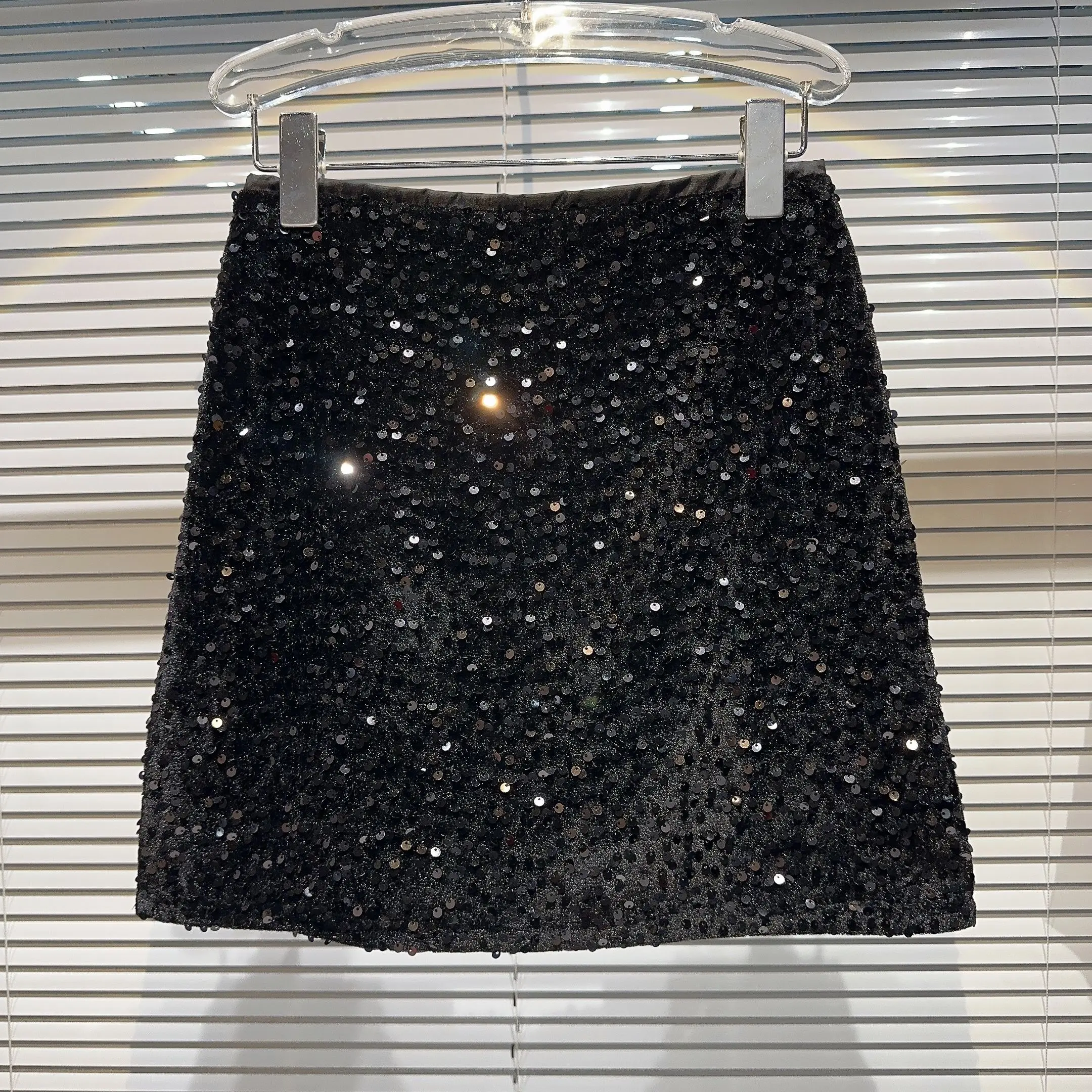 シャーリングスカートを選ぶときに迷うのは、本当に「光沢」の問題なのか？