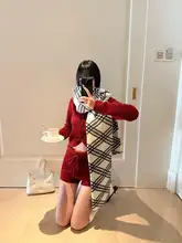 赤のニットカーディガンとショートパンツのコーディネート【Vネック・長袖・スタイル】（セットアップ対応）