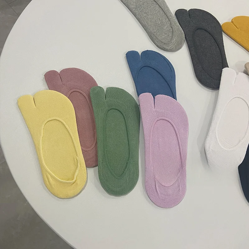 春夏用カラフルな浅口つま先分かれ隠しソックスの足裏手入れ効果と正しい使い方