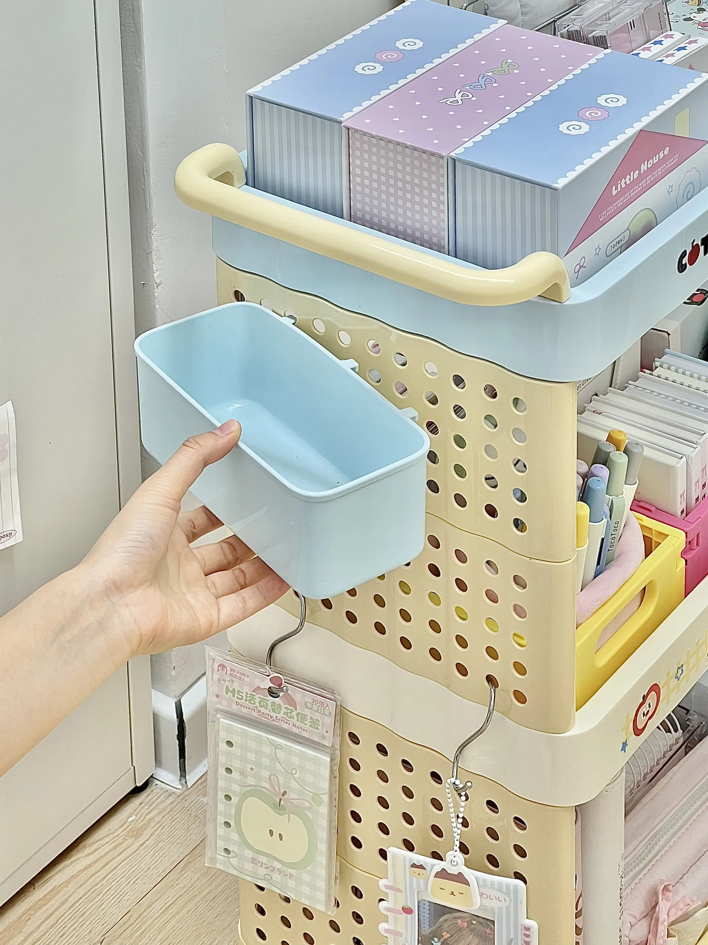 ディアウォール可動棚：学生向け小型ワゴンの収納力とデザイン実態
