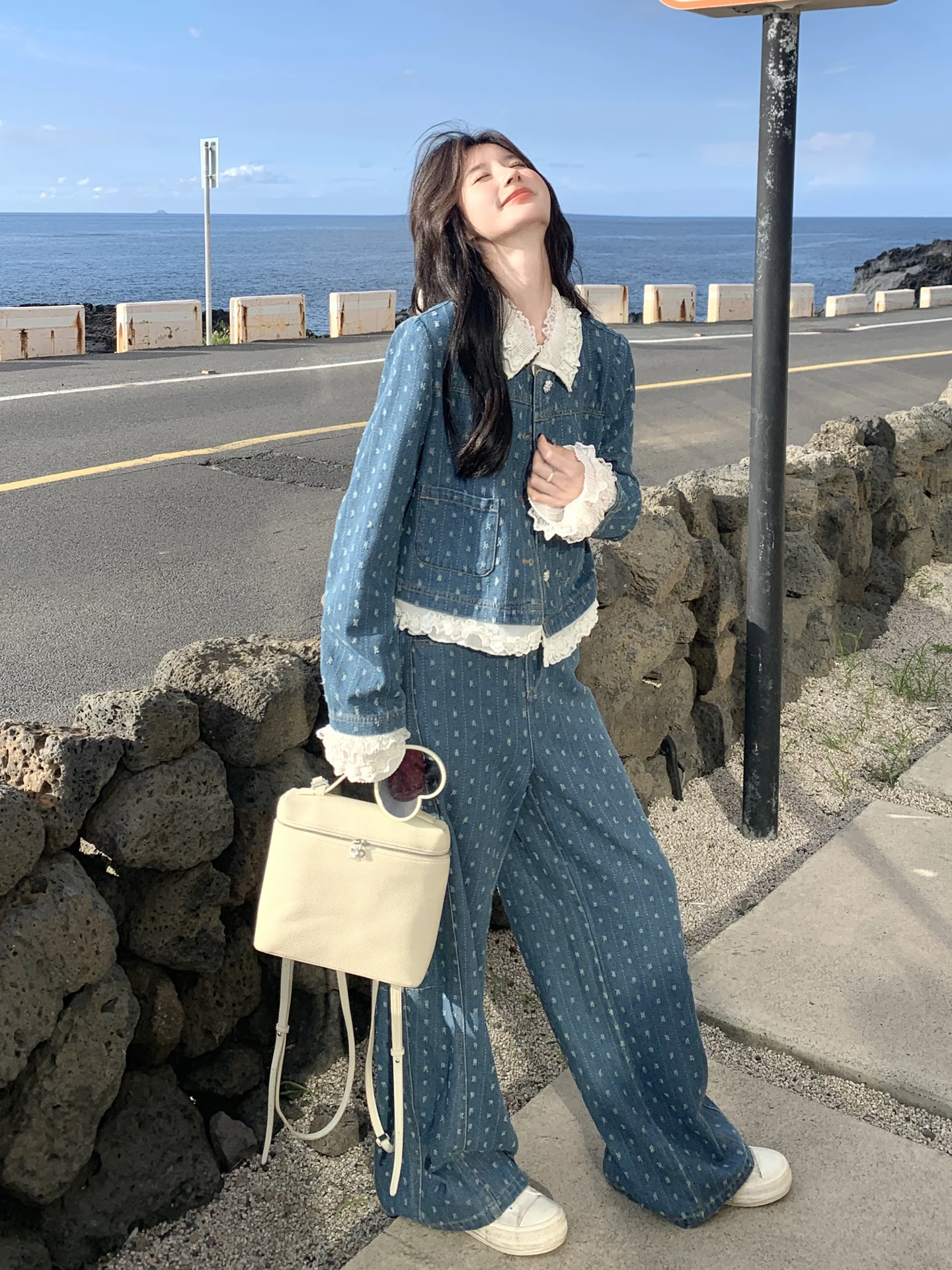 クールなデザインのブルーコーディネートで秋の旅行に最適な着こなしを実現