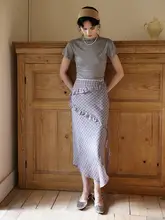紫色のストレッチウエストフリル付きチェック柄不規則ロングスカート【女性用・流れるようなシルエット】（セットアップ対応）