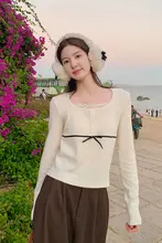 シンプルで可愛い！レース付きサワークリーム風ロングスリーブTシャツ【女性用・四角いネックライン】