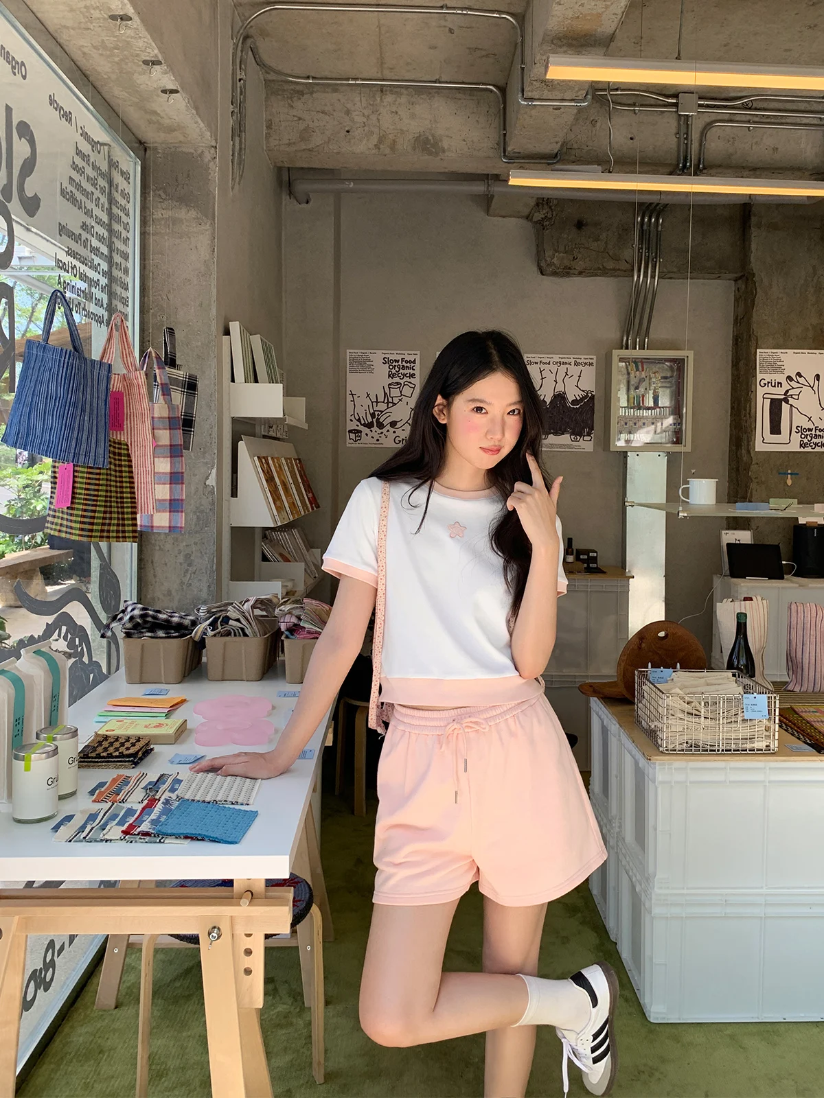 オーバーサイズTシャツとショートパンツをどう選ぶ？夏のカジュアルスタイルに最適な組み合わせとは？