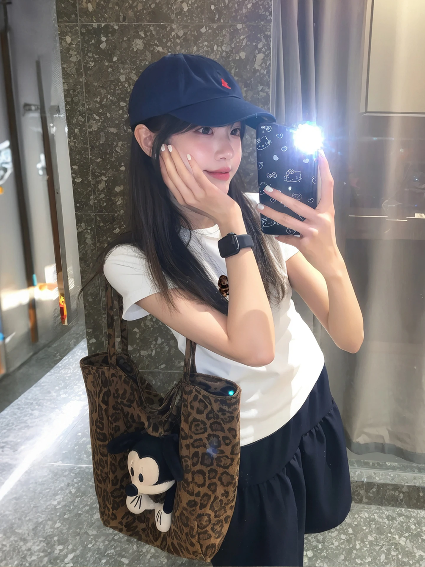 洗練されたデザインの白い女性用Tシャツと黒いパンツのレディーススタイル