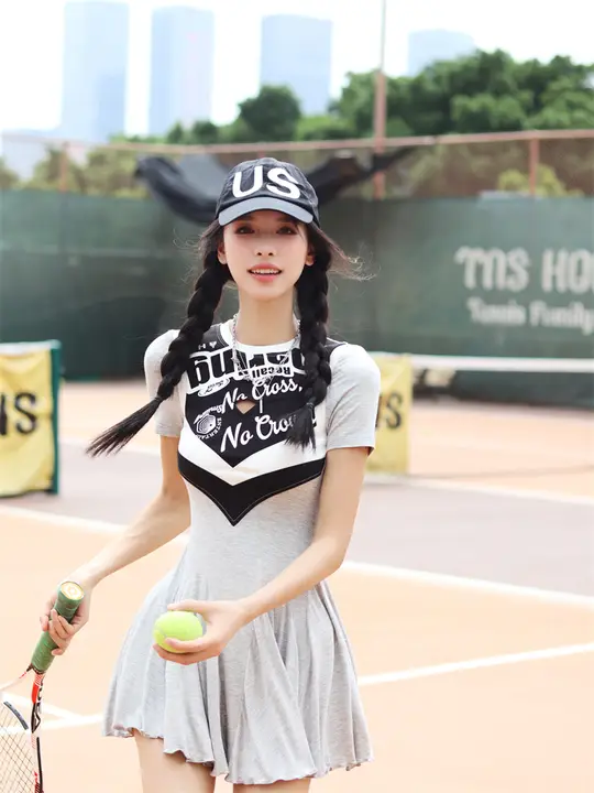 シンプルで高級感あるグレーのAラインワンピース【夏用・スタイル・ウエストマーク】