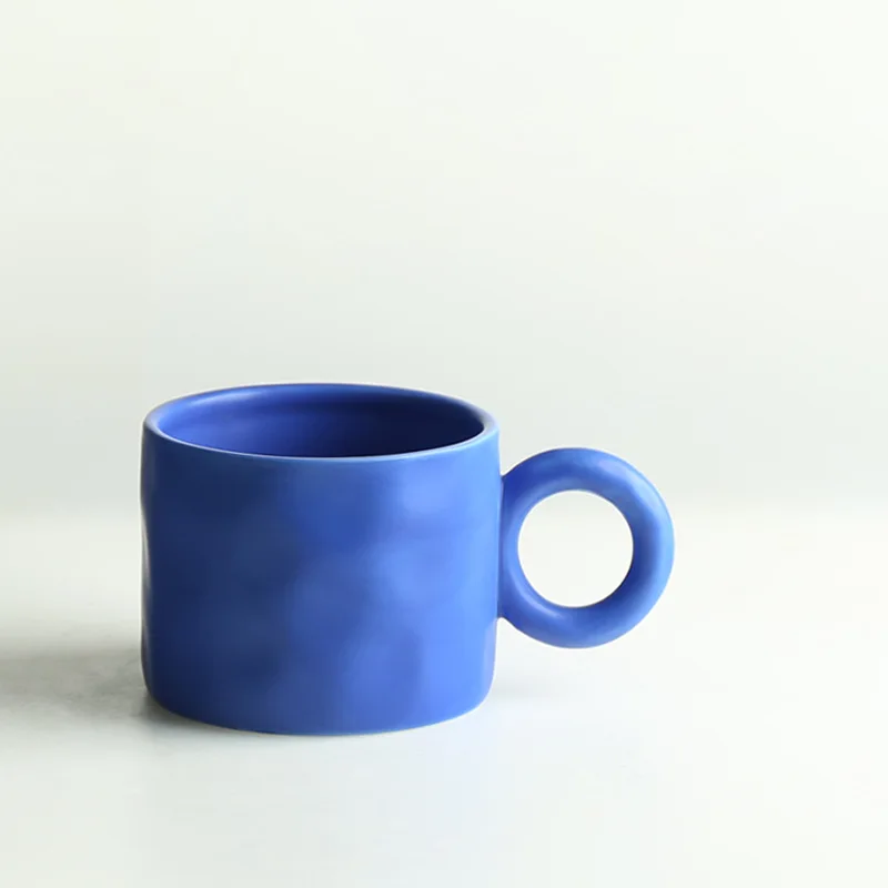 北欧スタイルの陶器マグカップ：クリエイティブな大きな耳デザインの実用性とデザイン特徴