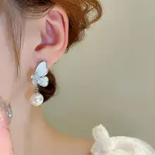 水晶ブルーのバタフライパールイヤリング【ユニークなデザイン・高級感ある耳飾り】