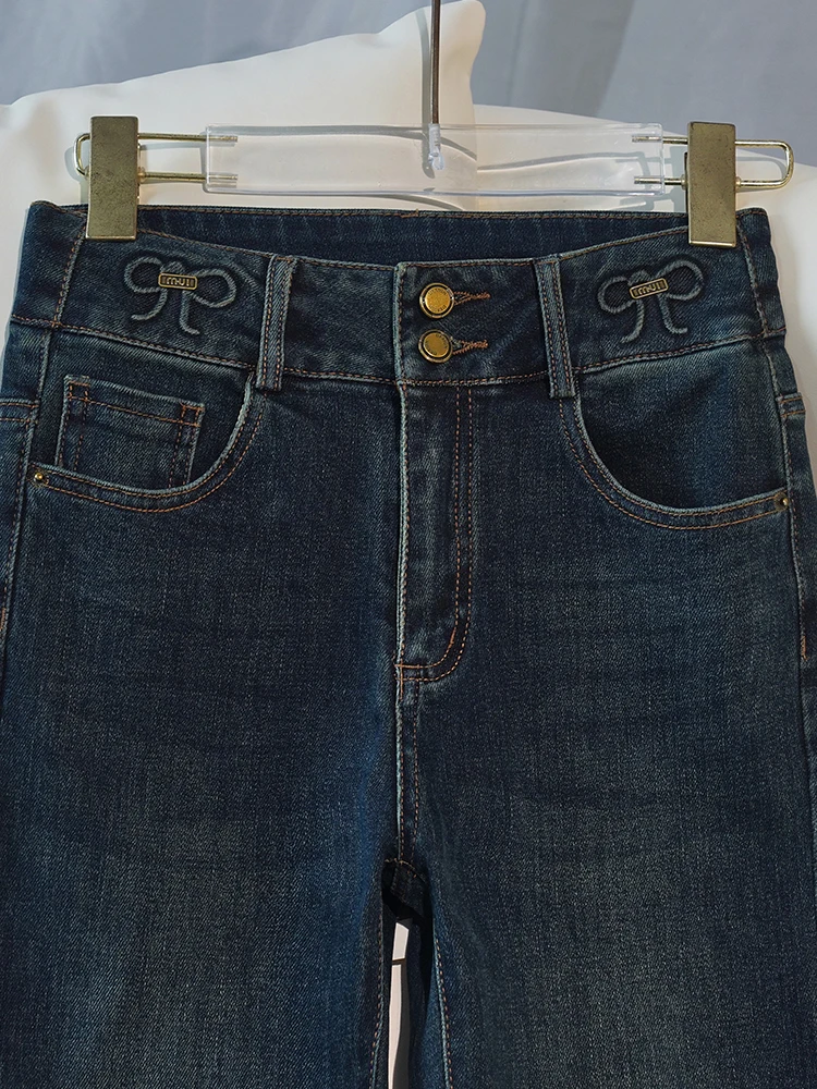 レトロデニムワイドフレアパンツ：骨格ストレートに似合うグレーの直筒スタイル