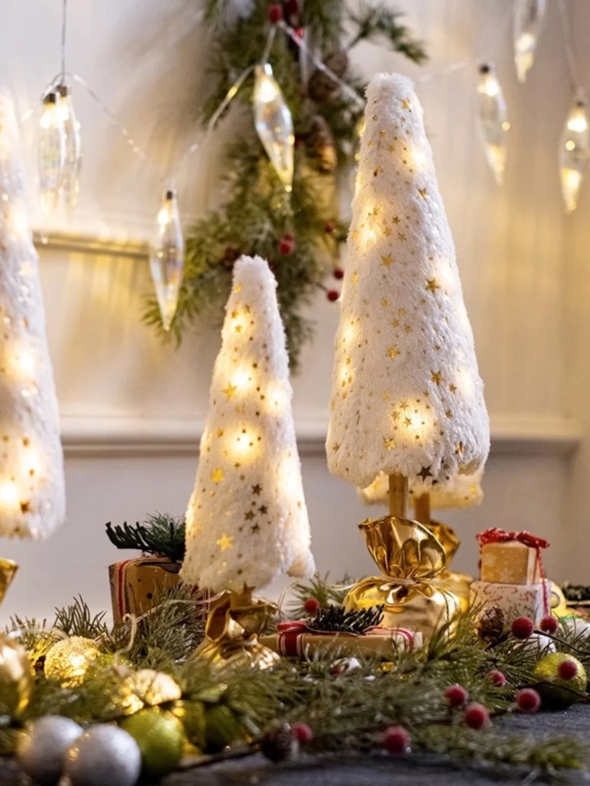光るクリスマスツリーライト装飾品：ピンクの雰囲気をデスクに表現する最適な選択