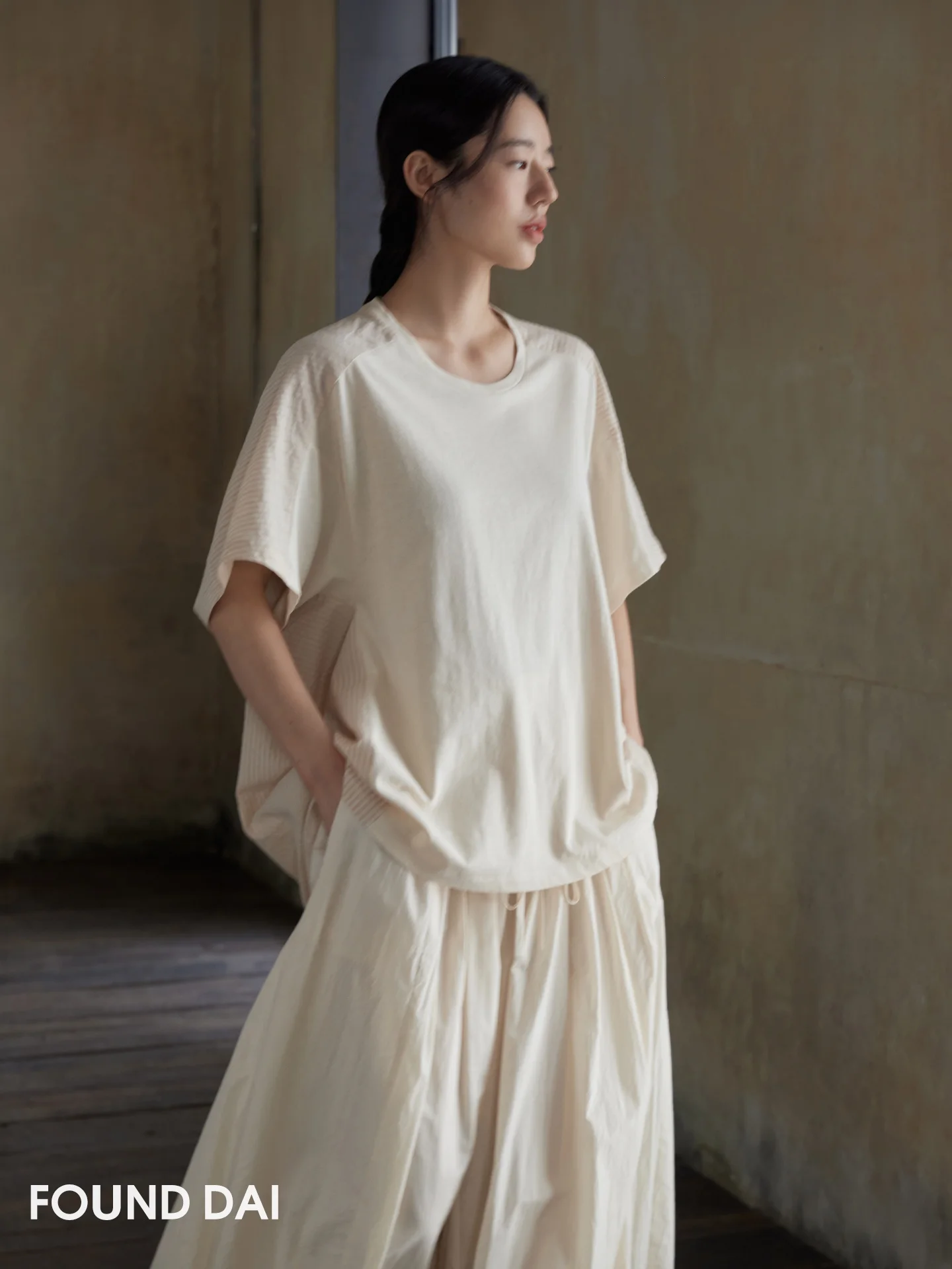 日常の着こなしに悩むあなたへ：リネンコットンの前短後長Tシャツは、本当に必要なのか？