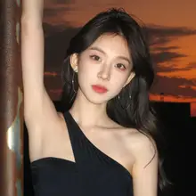 ゴールドカラーの大きな丸型イヤリング【ユニークデザイン・洗練された印象】