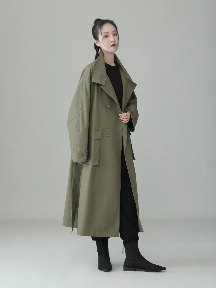 大人可愛い服 40代コーデの秘密はシルエットの美しさに！岩の灰トレンチコート徹底解説