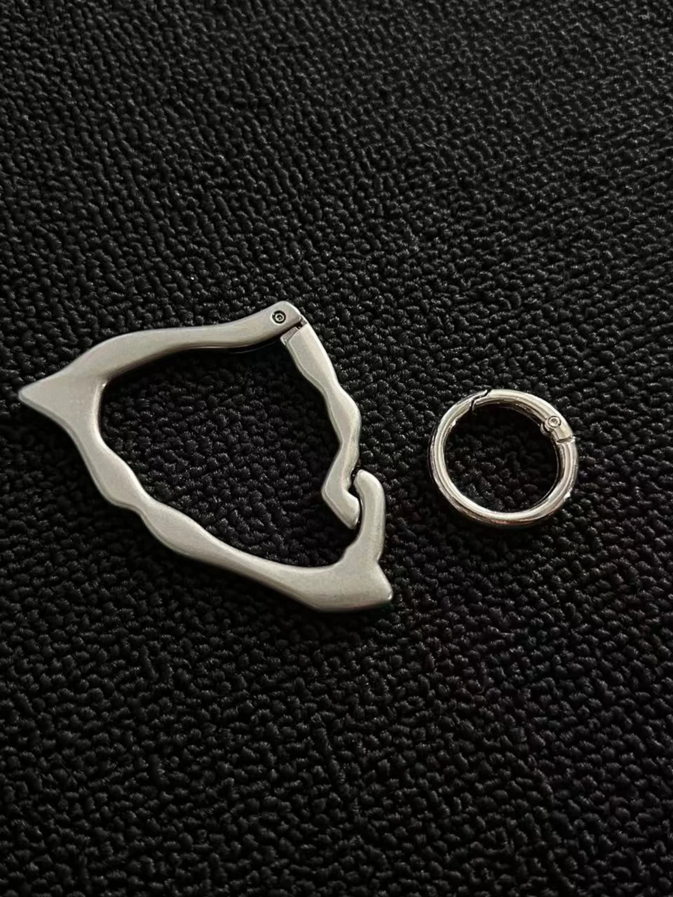 三角形金属デザインのキーホルダー：ヴィンテージスタイルでズボンに安定した装着を実現