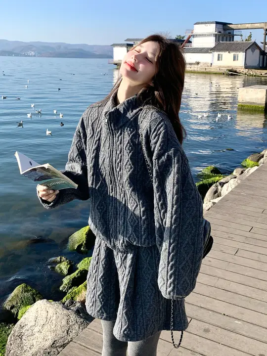 深灰色のニットカーディガンとショートパンツ【韓国風・極上の柔らかさ・冬用】（セットアップ対応）