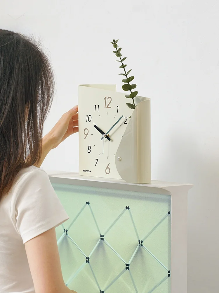 壁に時計を飾るなら、アナログの「静けさ」が一番？