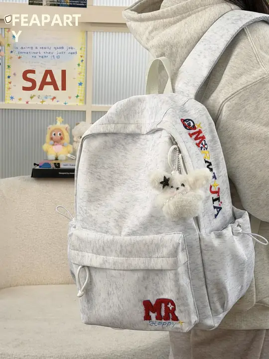 刺繍入りのシンプルなリュック【ユニセックス・キャンパス向け・大容量】