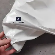 防水性のある薄手PUレザー生地【ホワイト・テクスチャー付き・ドレス、パンツ、ジャケット用】