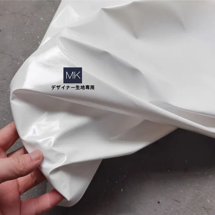 防水性のある薄手PUレザー生地【ホワイト・テクスチャー付き・ドレス、パンツ、ジャケット用】