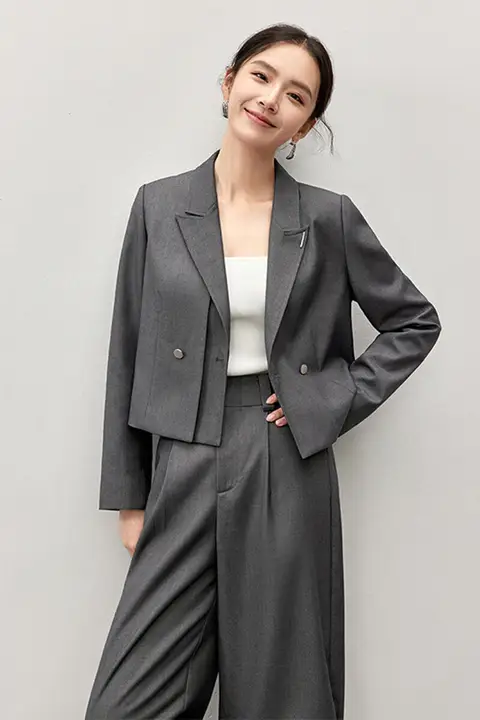 グレーのジャケットパンツスーツ【フィット・軽やかな印象・オフィス向け】（セットアップ対応）
