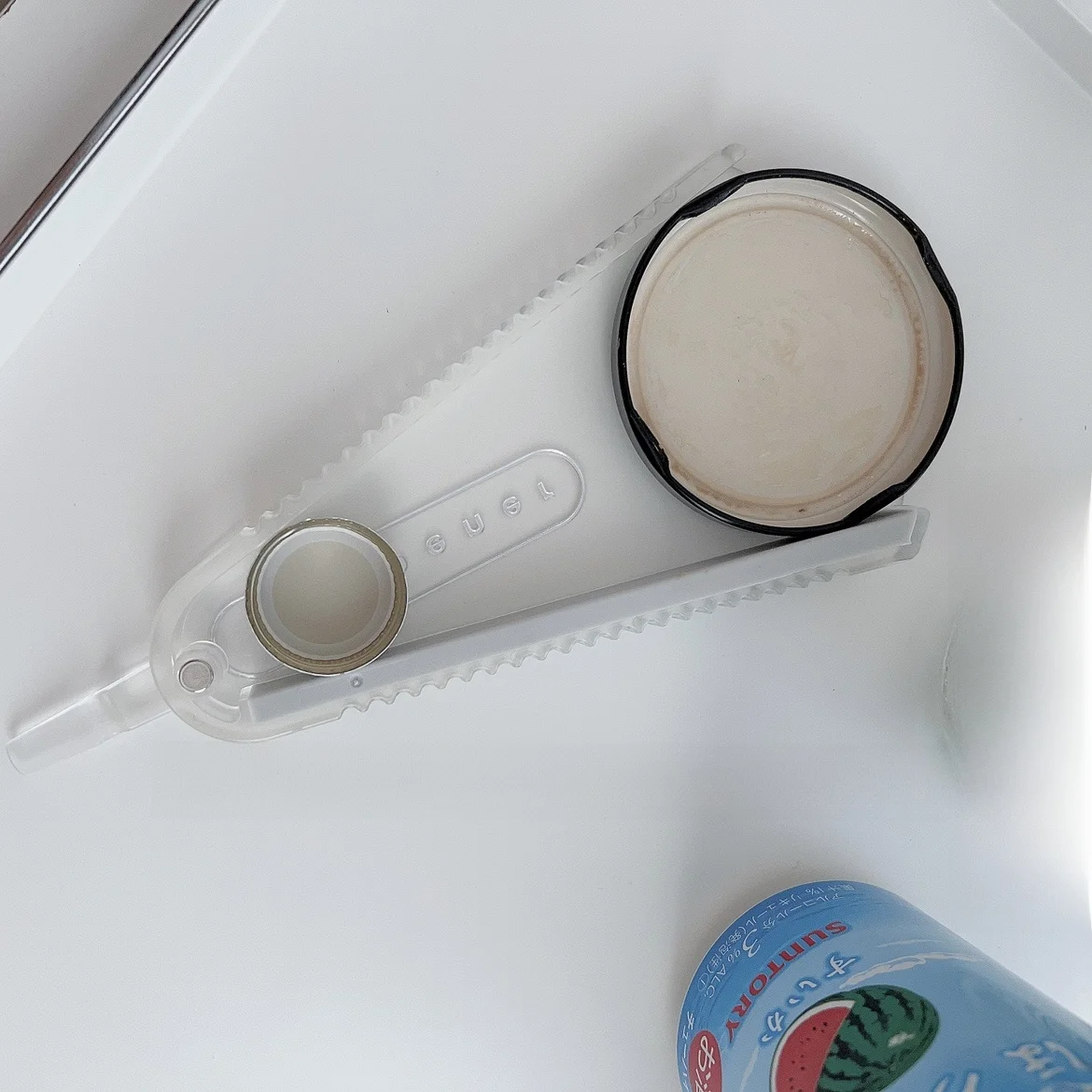 多機能で生活をシンプルにできる？透明白色のキャップオープナーが本当に役立つのか
