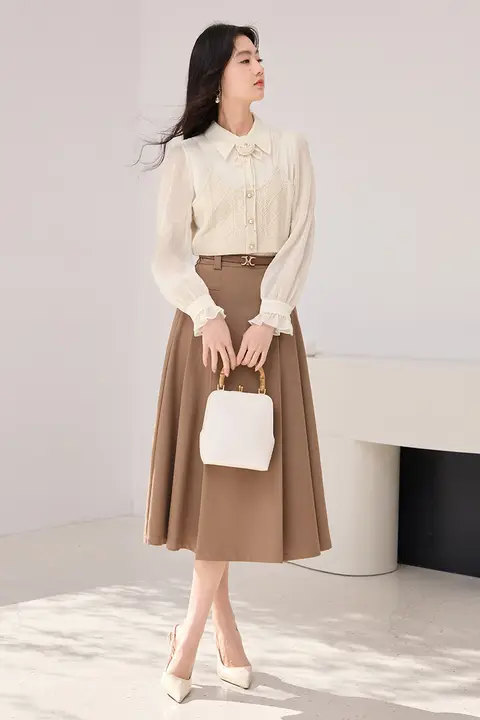 米色の長袖シャツ【重ね着対応・ニットキャミソール付き・女性用】（セットアップ対応）