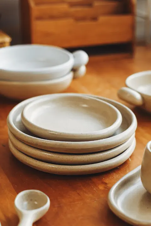 優しさを秘めたデザインの侘寂風手作り陶器プレート【和風・家庭用】