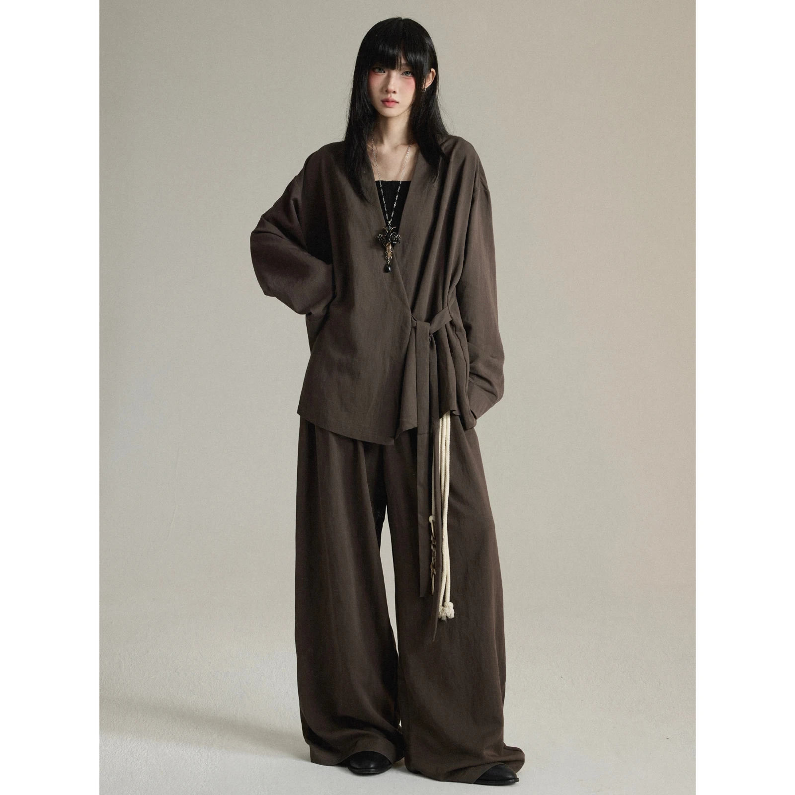 4人お 揃いコーデで安心感を演出するには？ネイビーのセットアップが50代の「よそ行きの服」にぴったり