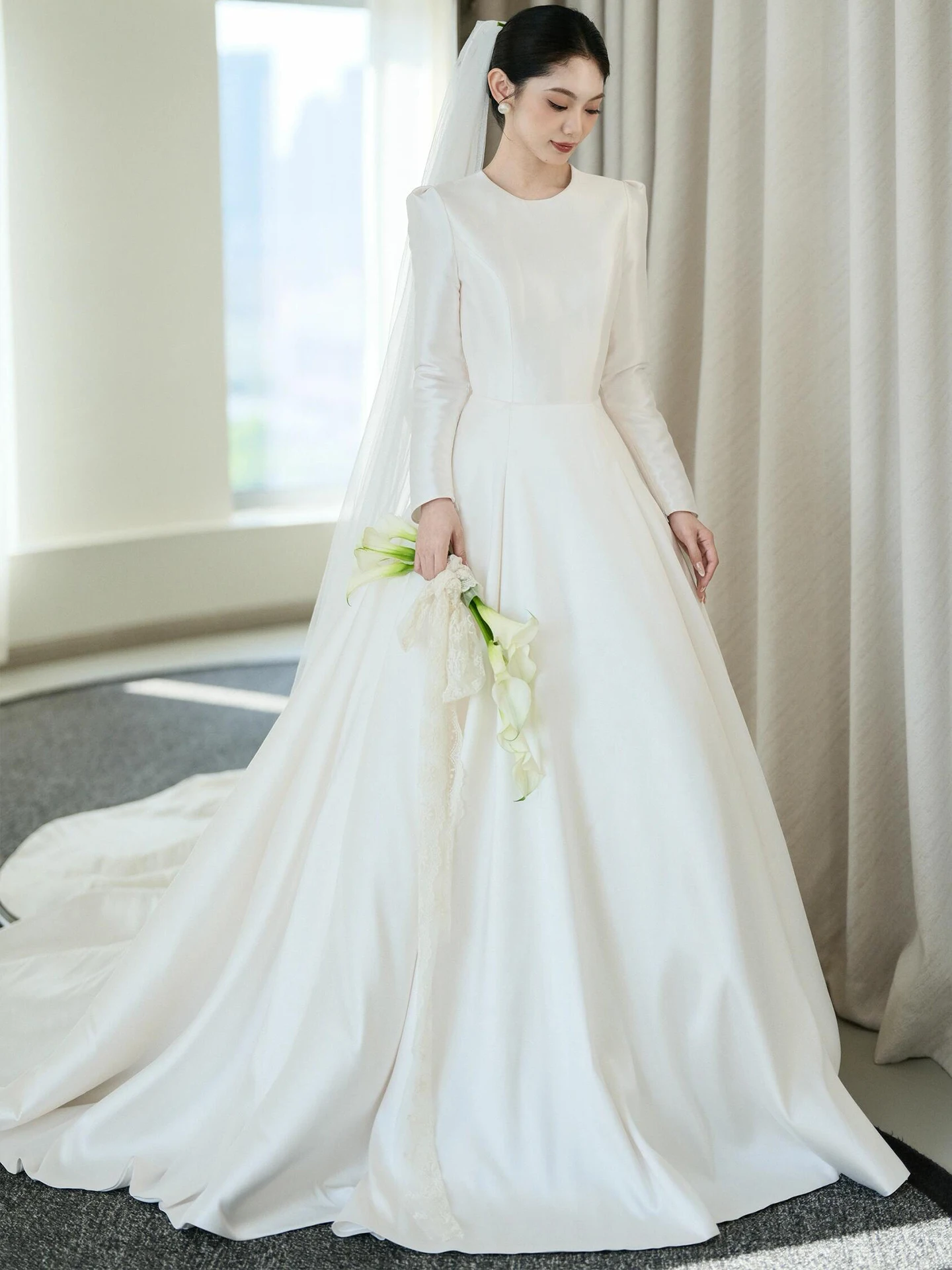 エレガントな長袖軽婚纱【サテン素材・小さなトレー付き・白色・おもてなし用】（セットアップ対応）
