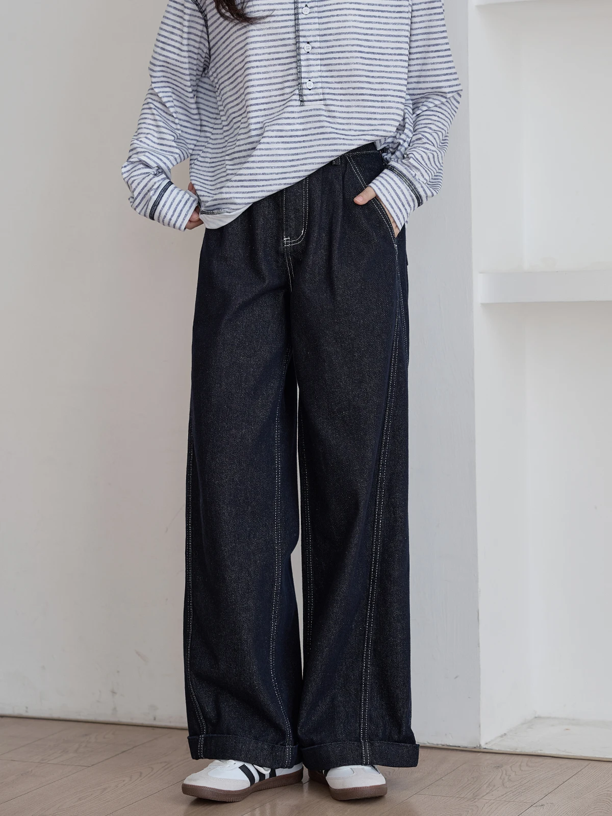 深い青のハイウエストジーンズ：女性向けスリムフィットの通勤スタイルを実現