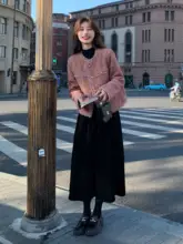 秋のスタイリッシュな女性用コートと黒いドレス【小香風・二点セットアップ対応】