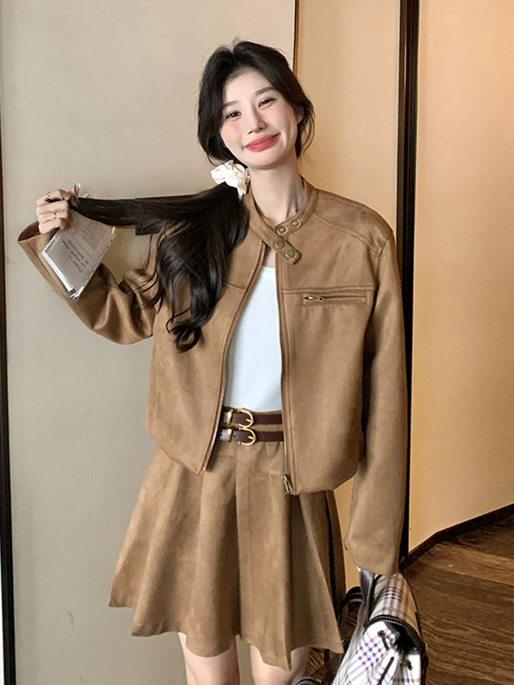 カーキのショートジャケットとミニスカートで、20代後半の日常をどう整える？