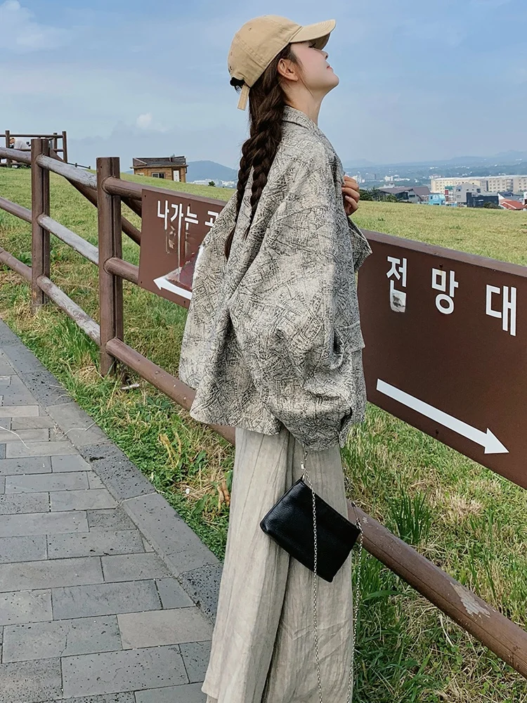 韓国旅行で春先に着るべき、華やかなフラワープリントジャケットは？