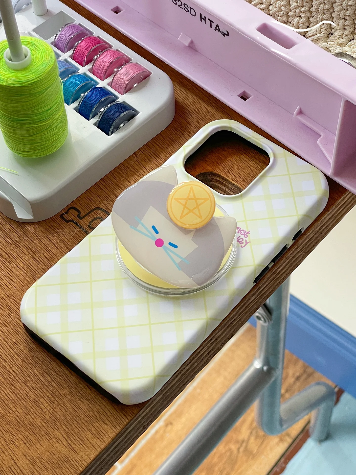 かわいい猫デザインの磁石式スマホスタンド：伸縮可能でカートゥーン風のスタイリッシュな使い方