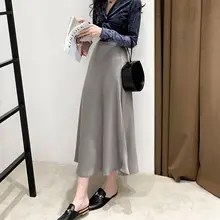 グレーの斜裁フレアスカート【サテン素材・春夏向け・タイトフィット・中長丈】