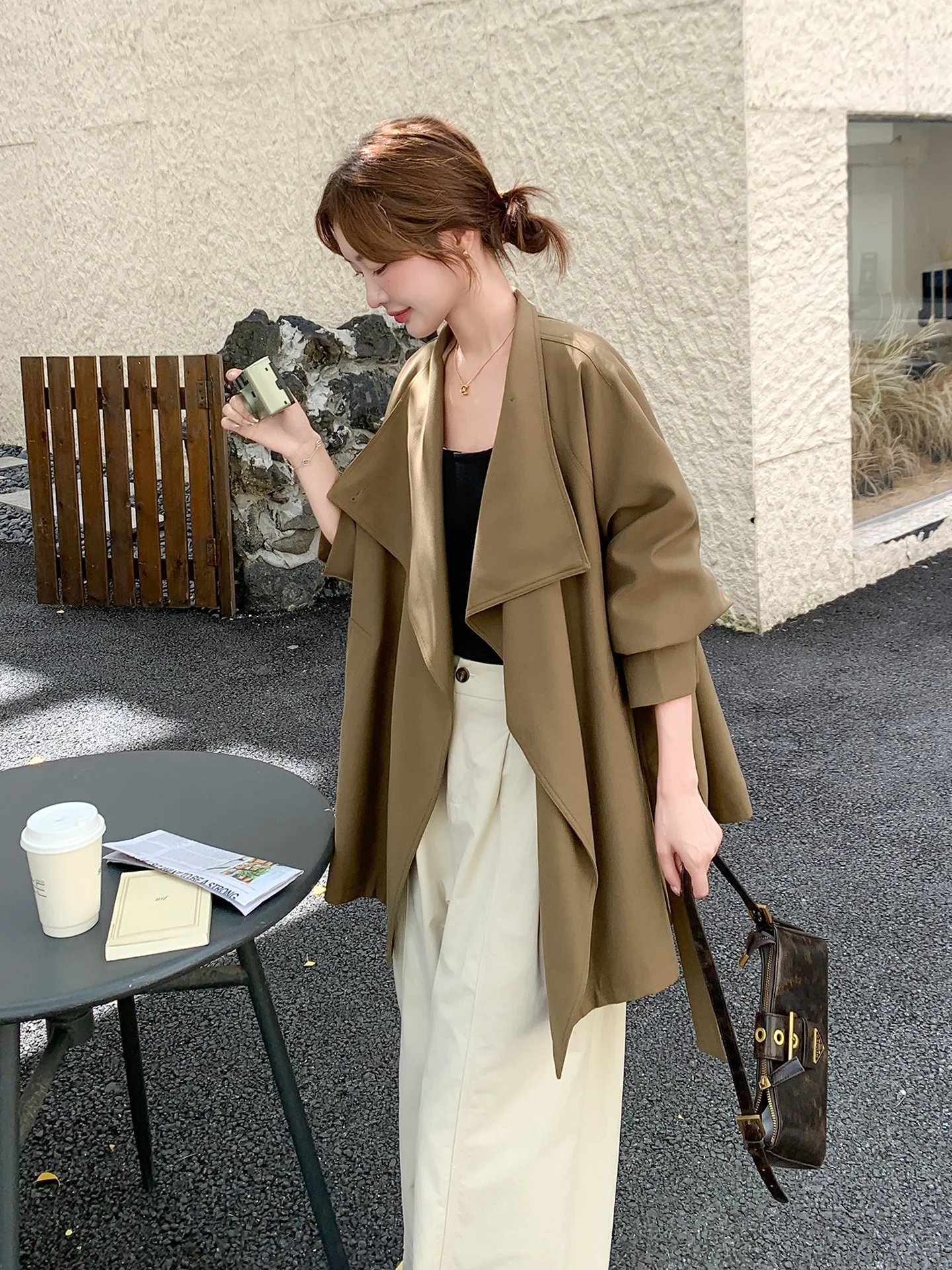 カーキ色ライダースジャケット：通勤シーンにおけるシルエット美と高級感の実現