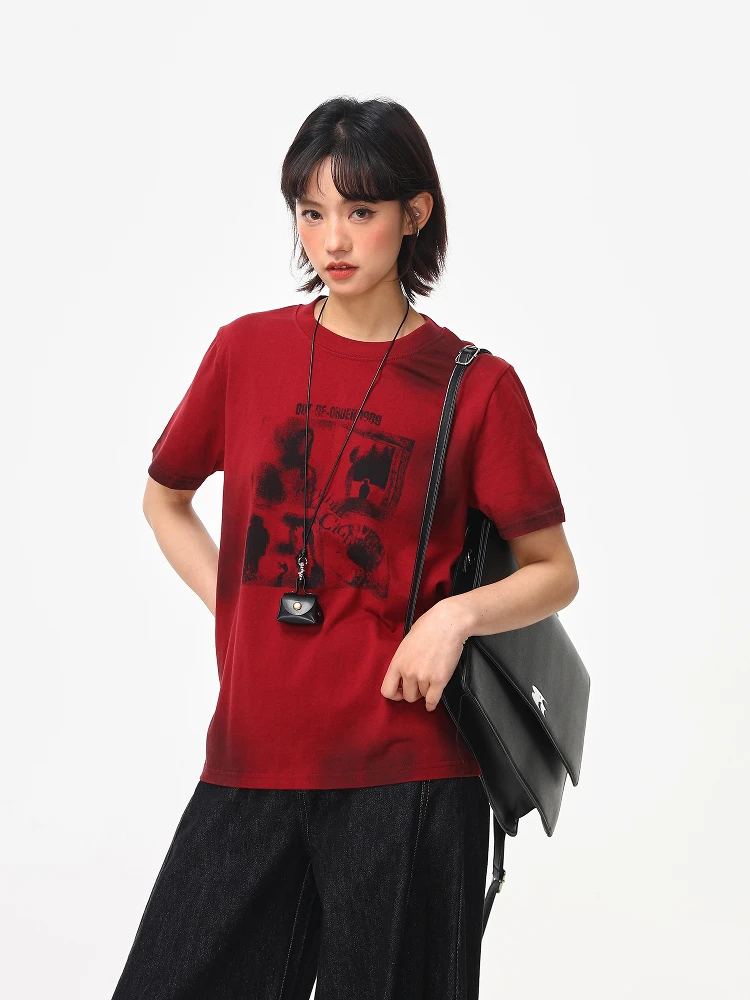 赤色プリントのショートスリーブTシャツ：ラウンドネックレディースのカジュアルスタイルとは