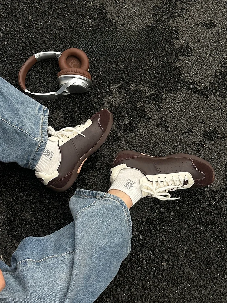 牛革製バレエスタイルスニーカー：レトロデザインが特徴の女性用ジム用靴