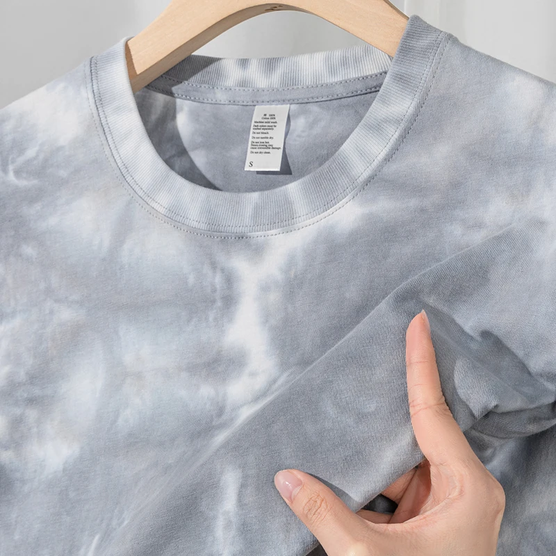 「tシャツ イン」で夏の日常を彩るには？灰白色のタイダイ柄Tシャツが解決する3つの悩み