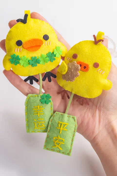 小さな黄色い鶏の御守りキーホルダー【フェルト素材・DIY手作りキット】（セットアップ対応）