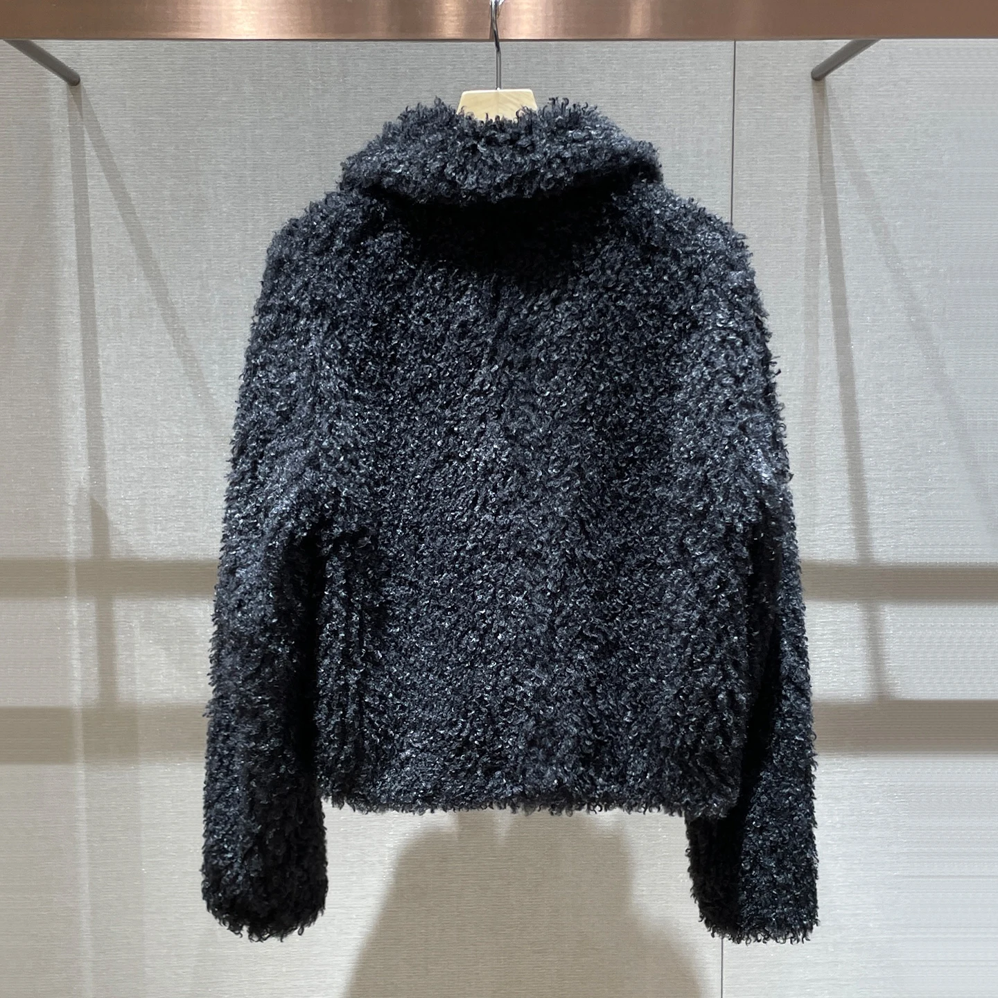 トレンチ風ショートコート：ふわふわ長袖デザインで日常通勤に最適な軽量アウター